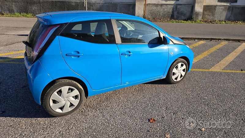 Usata Toyota Aygo X-play 69 CV (50 kW) 2015 Blu Utilitaria