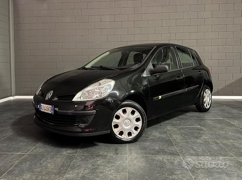 Usata Renault Clio II LE 75 CV (55 kW) 2007 Nero Berlina