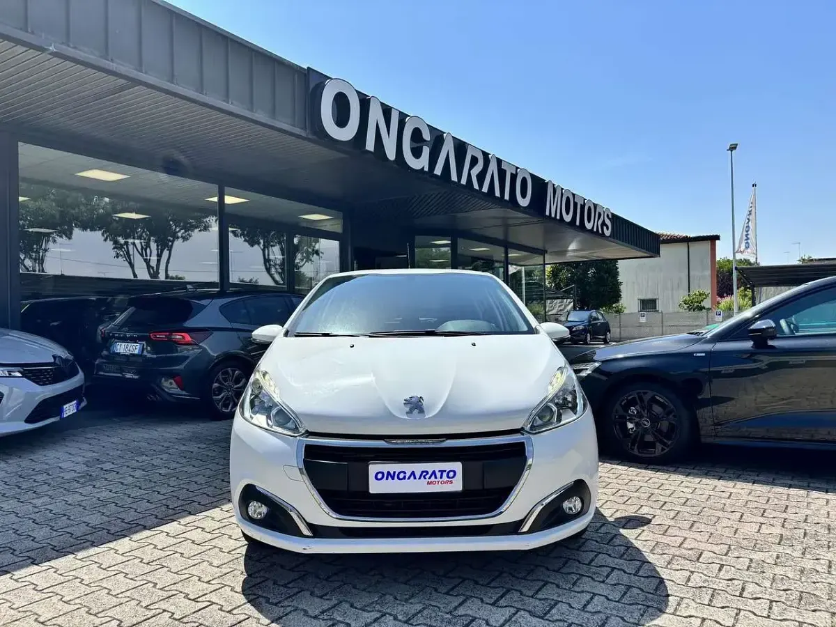 Usata Peugeot 208 Active 68 CV (50 kW) 2015 Bianco Utilitaria