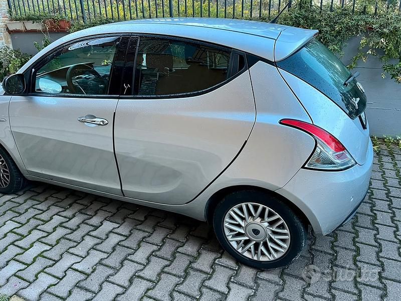 Usata Lancia Ypsilon 95 CV (69 kW) 2015 Grigio Utilitaria