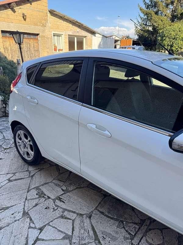 Usata Ford Fiesta Titanium 101 CV (74 kW) 2015 Bianco Berlina