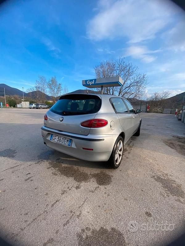 Usata Alfa Romeo 147 116 CV (85 kW) 2002 Utilitaria