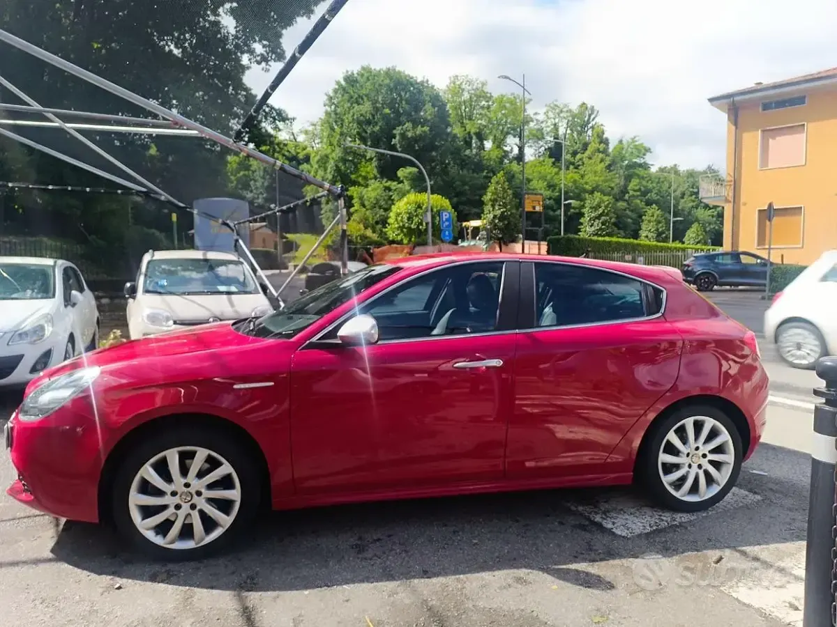 Usata Alfa Romeo Giulietta Distinctive 140 CV (102 kW) 2011 Rosso Utilitaria