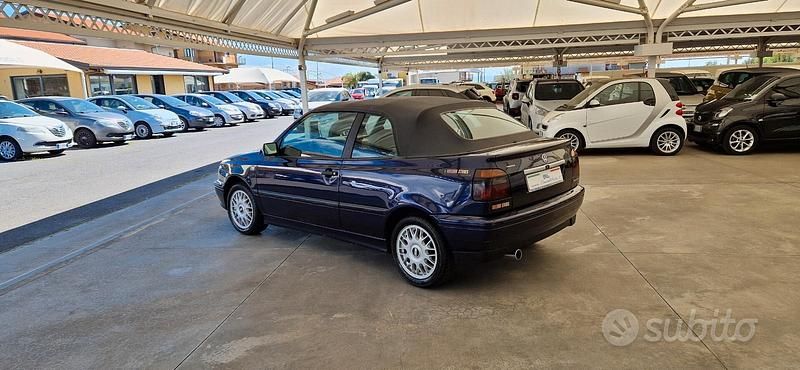 Usata VW Golf Cabriolet 101 CV (74 kW) 1995 Blu Cabrio