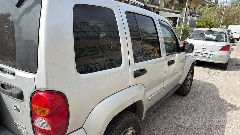 Usata Jeep Cherokee 163 CV (119 kW) 2006 Grigio SUV