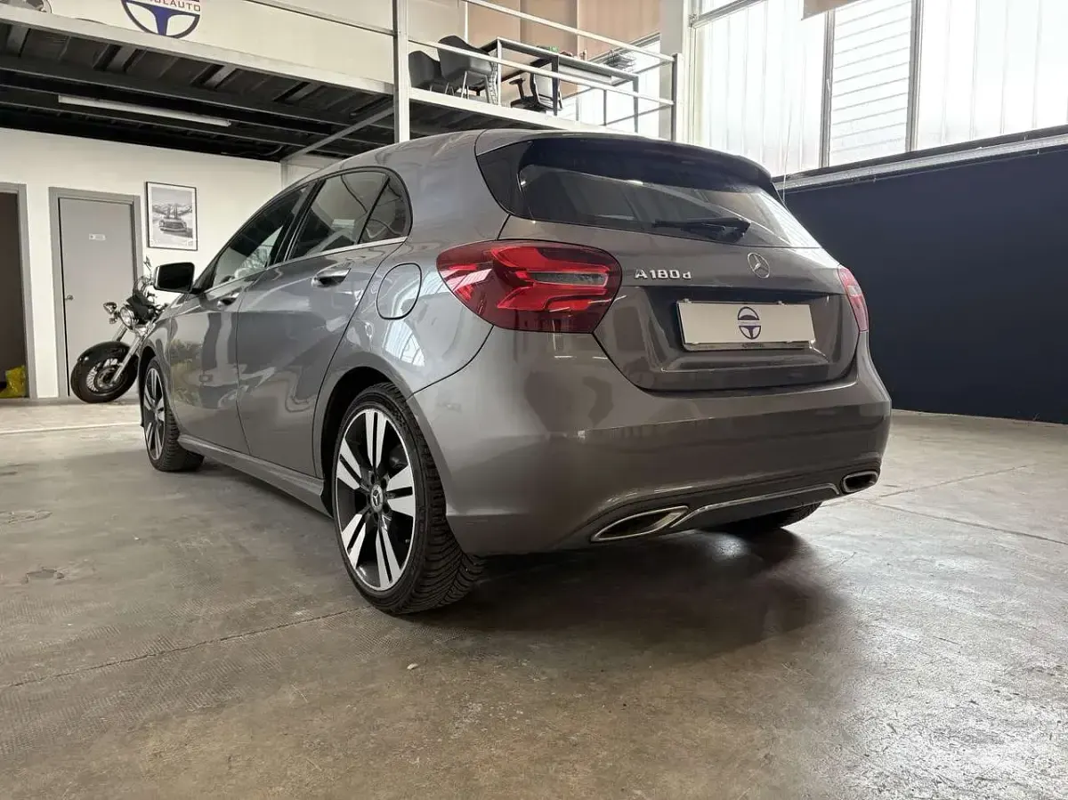 Usata Mercedes A180 109 CV (80 kW) 2017 Grigio Utilitaria