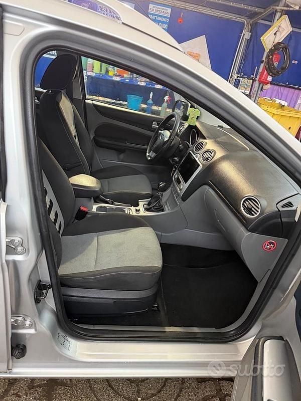 Usata Ford Focus 110 CV (80 kW) 2011 Grigio Station wagon