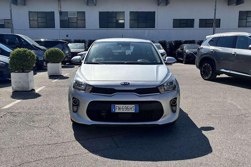 Usado Kia Rio Active 84 HP (61 kW) 2018 Cinzento Sedan