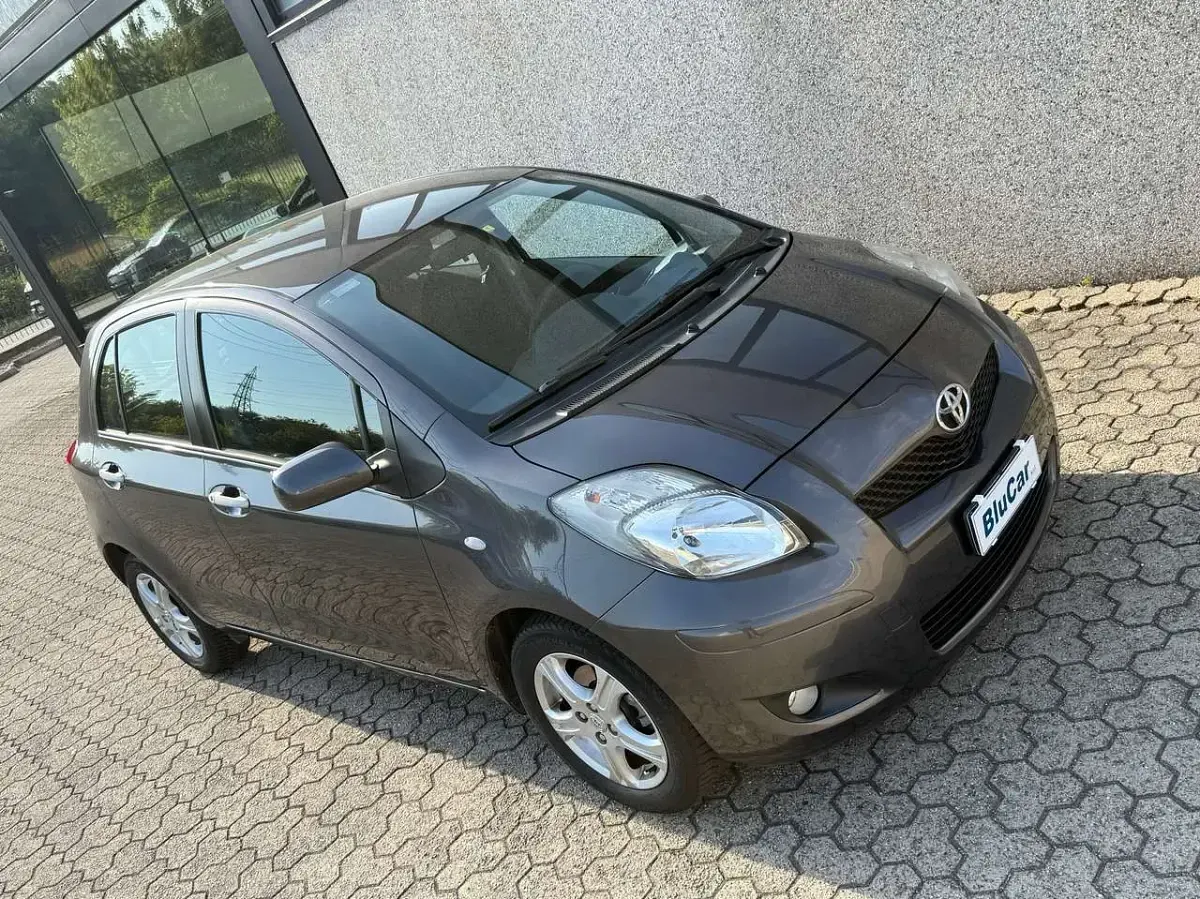 Usata Toyota Yaris Sol 101 CV (74 kW) 2010 Magnetite grey met. Utilitaria