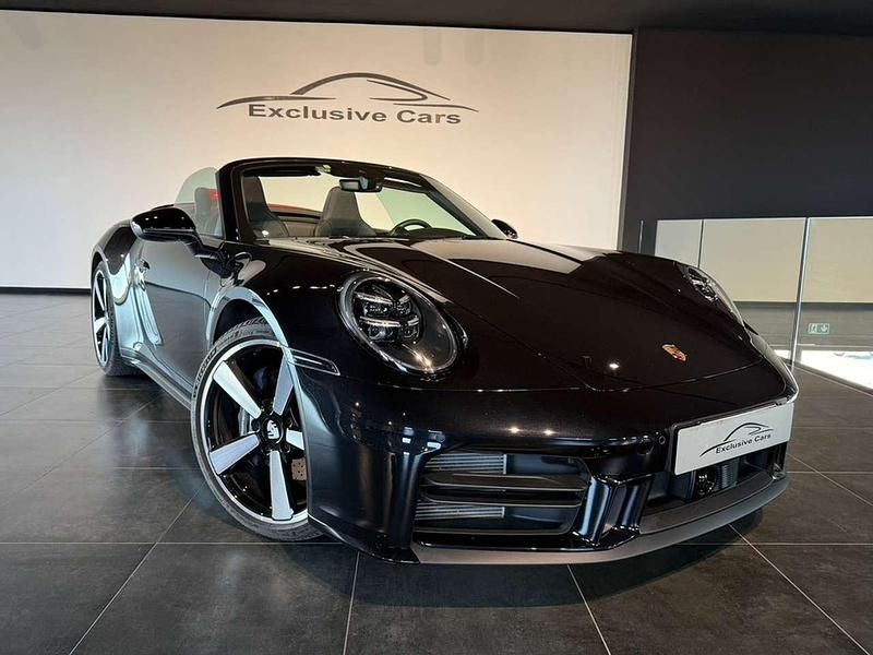 Usata Porsche 911 Carrera Cabriolet 394 CV (289 kW) 2024 Nero brillante/rosso Cabrio