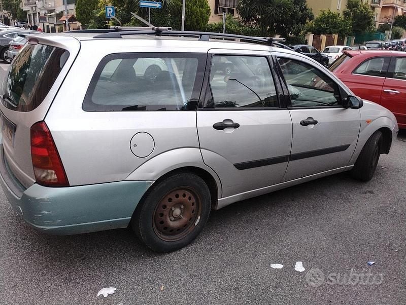 Usata Ford Focus 110 CV (80 kW) 2002 Grigio Station wagon