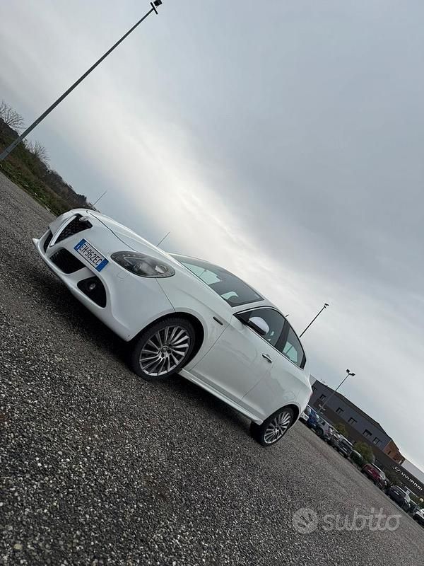 Bianco Usata 2013 Alfa Romeo Giulietta Distinctive Tre volumi | 4000 € (Super prezzo) - Immagine 1/4