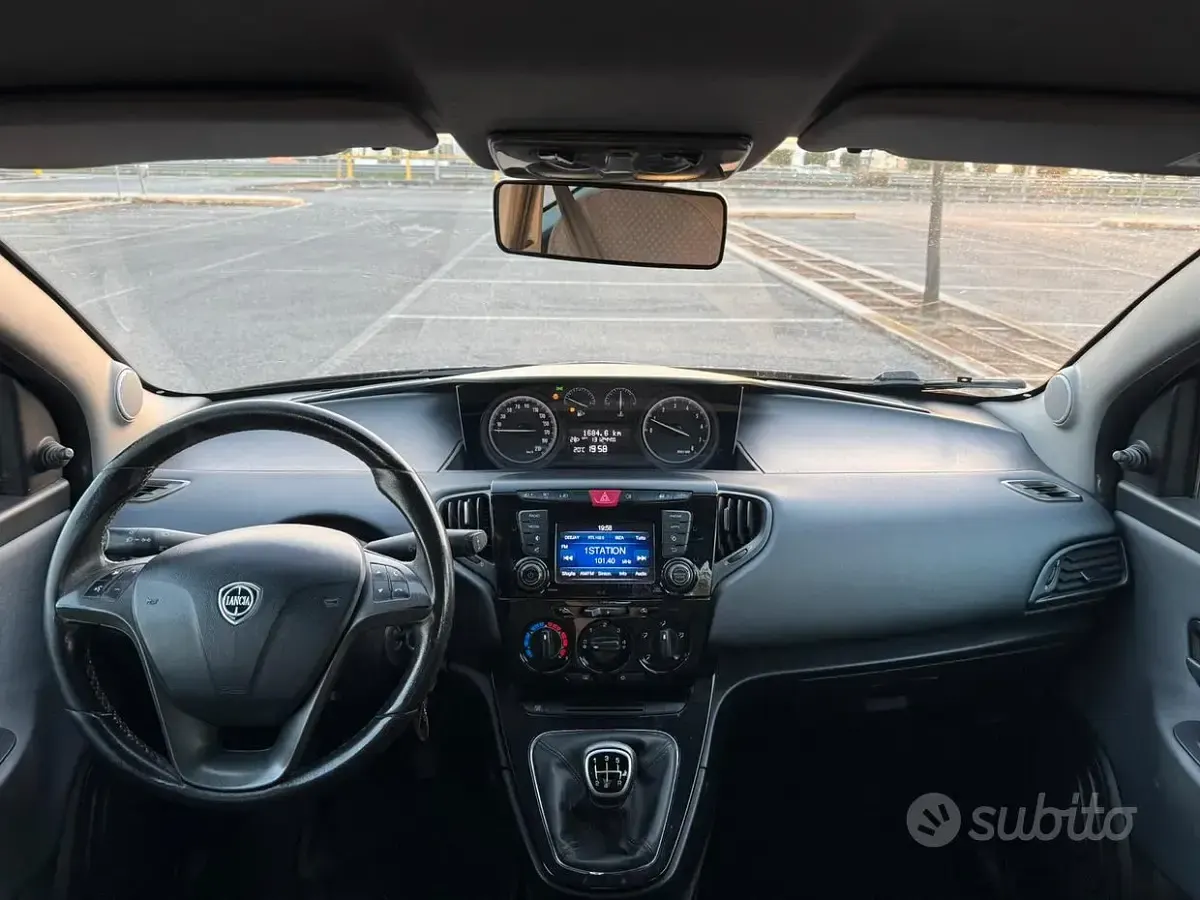 Usata Lancia Ypsilon 69 CV (50 kW) 2017 Nero Utilitaria