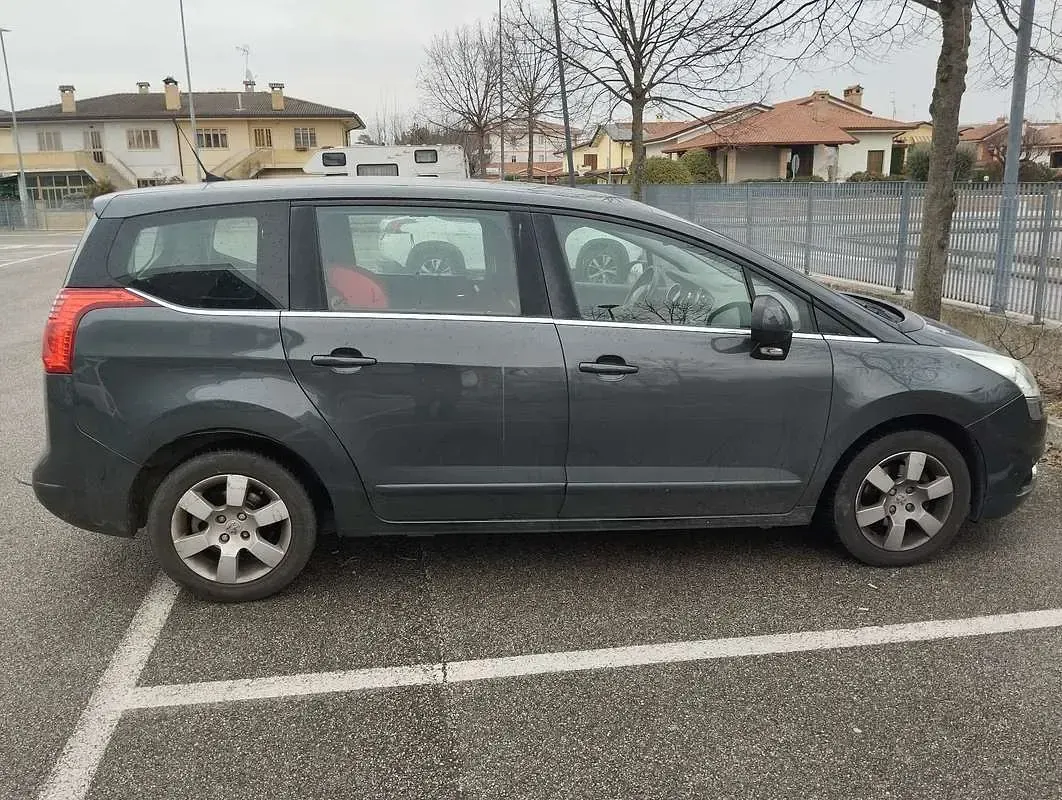 Usata Peugeot 5008 Business-Line 109 CV (80 kW) 2010 Nero Monovolume
