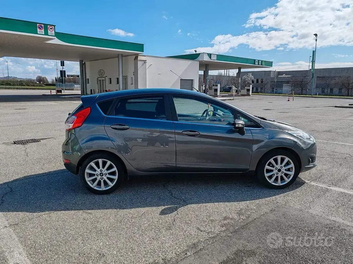 Usata Ford Fiesta Titanium 100 CV (73 kW) 2017 Grigio Utilitaria