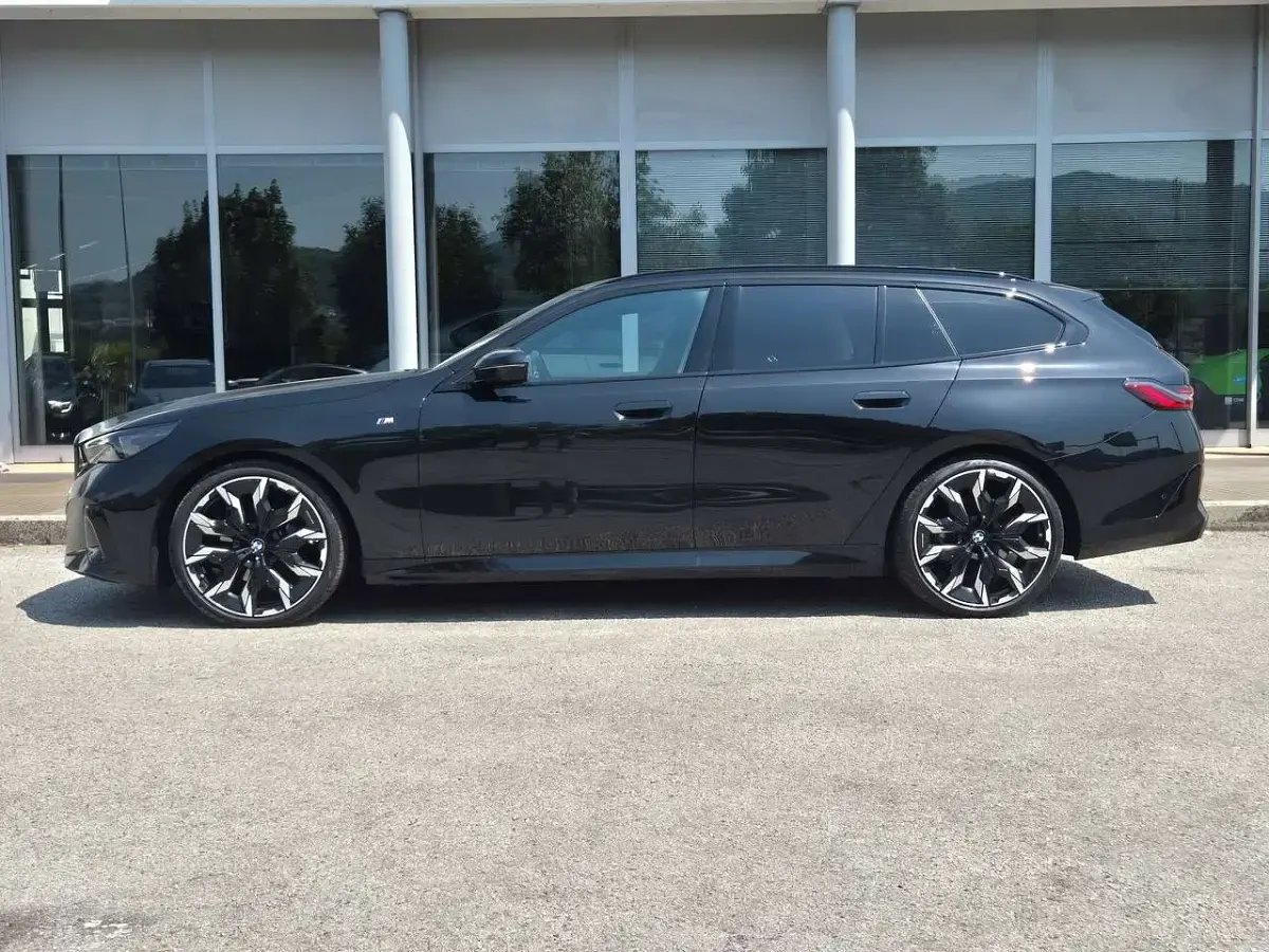 Usata BMW 520 M Sport 197 CV (144 kW) 2024 Black sapphire metalizzato Station wagon