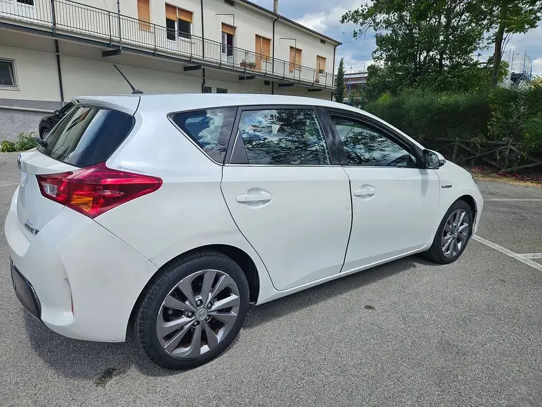 Second-hand Toyota Auris Hybrid Active 99 CP (72 kW) 2013 Berlinǎ