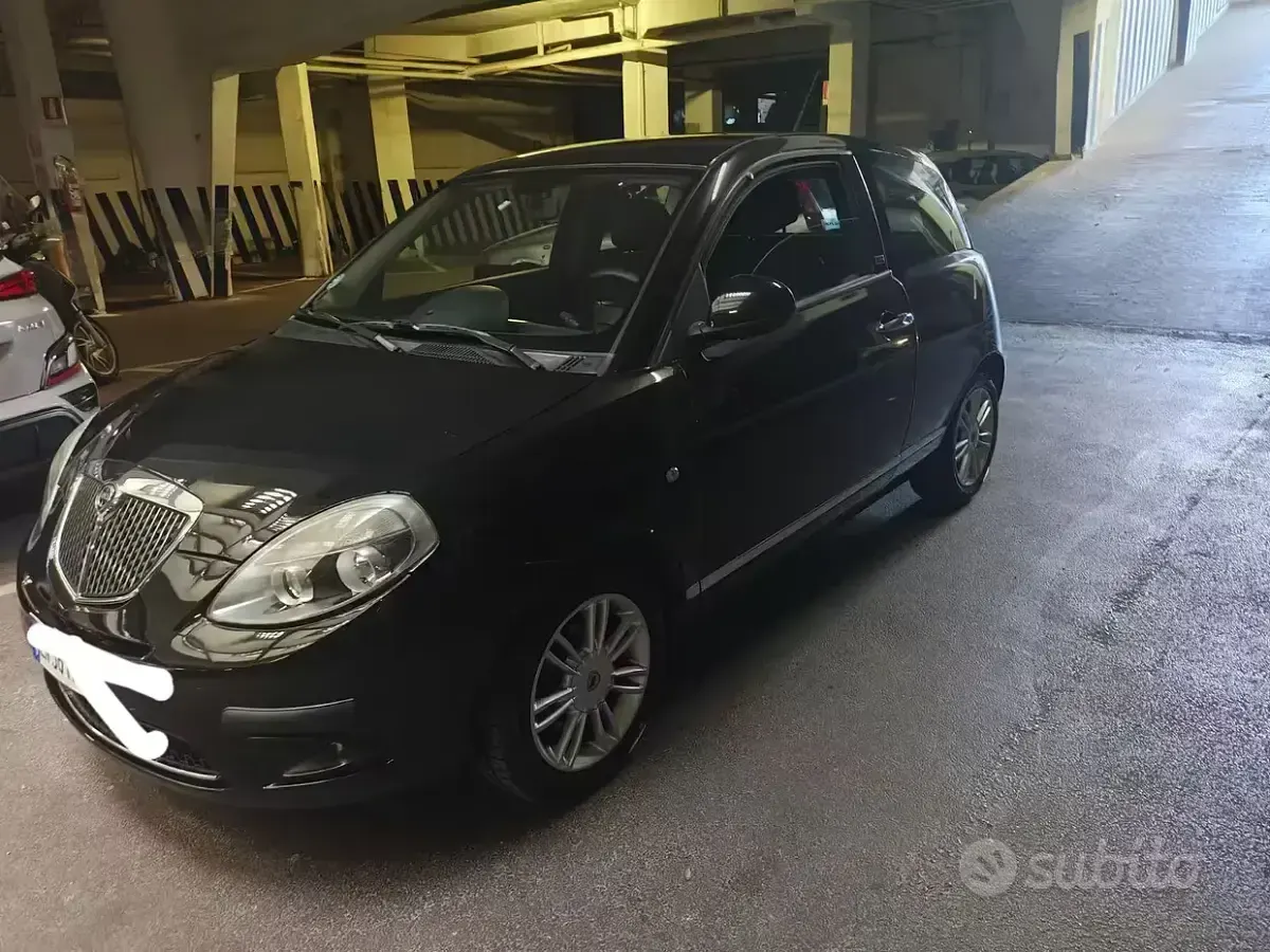 Usata Lancia Ypsilon 75 CV (55 kW) 2012 Nero Utilitaria