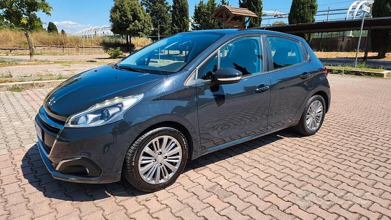 Grigio Usata 2016 Peugeot 208 Allure Due volumi | 7000 € (Buon prezzo) - Immagine 1/4