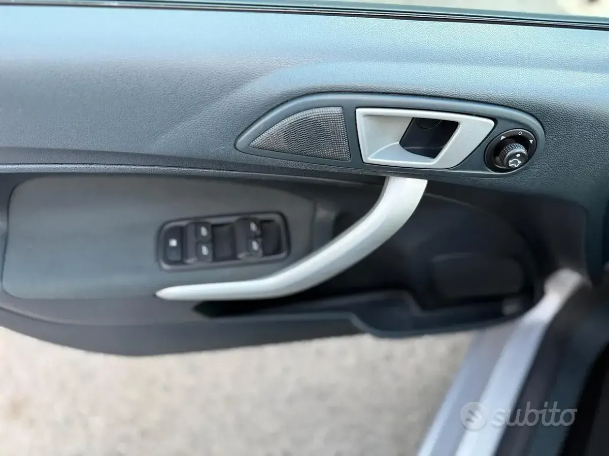 Usata Ford Fiesta 70 CV (51 kW) 2012 Grigio Berlina