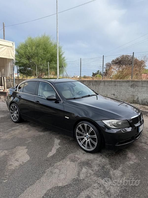Nero Usata 2007 BMW 330 Tre volumi | 8000 € (Buon prezzo) - Immagine 1/4