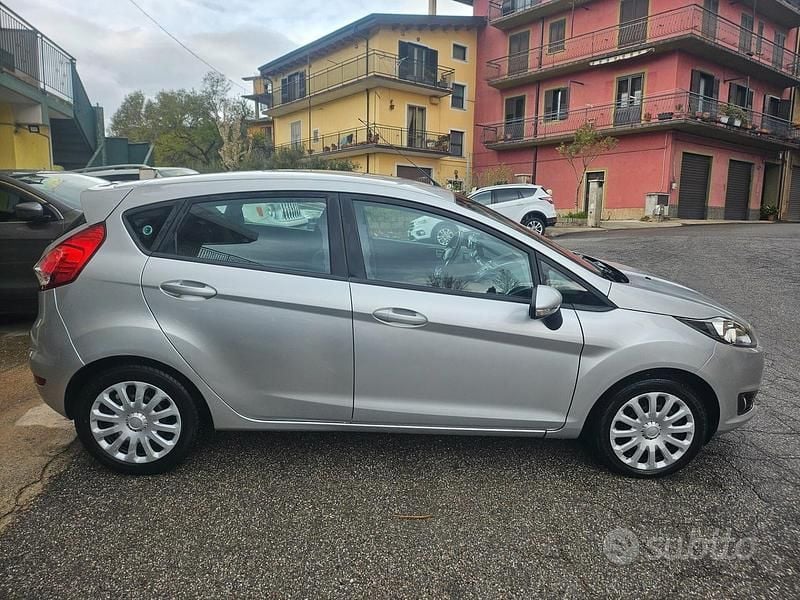 Usata Ford Fiesta 75 CV (55 kW) 2016 Grigio Berlina