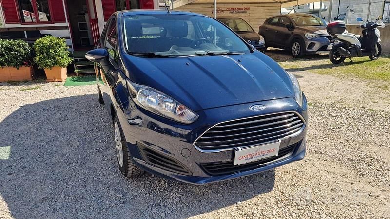 Bianco Usata 2015 Ford Fiesta Titanium Tre volumi | 5900 € (Buon prezzo) - Immagine 1/4