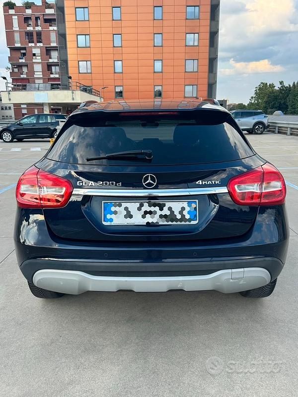 Usata Mercedes GLA200 136 CV (100 kW) 2017 Blu SUV