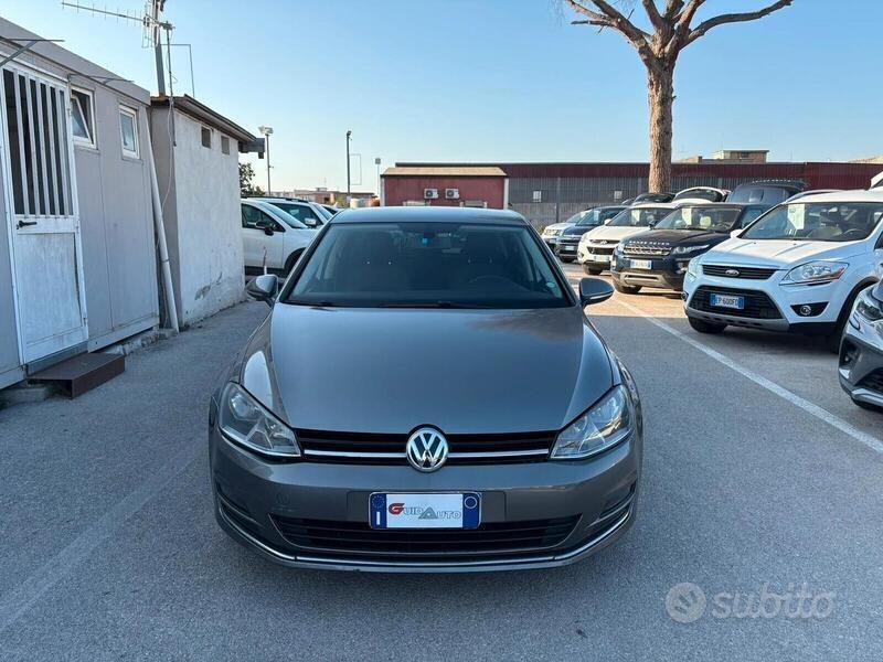 Grigio Usata 2016 VW Golf VII Executive Tre volumi | 11.990 € (Buon prezzo) - Immagine 1/4
