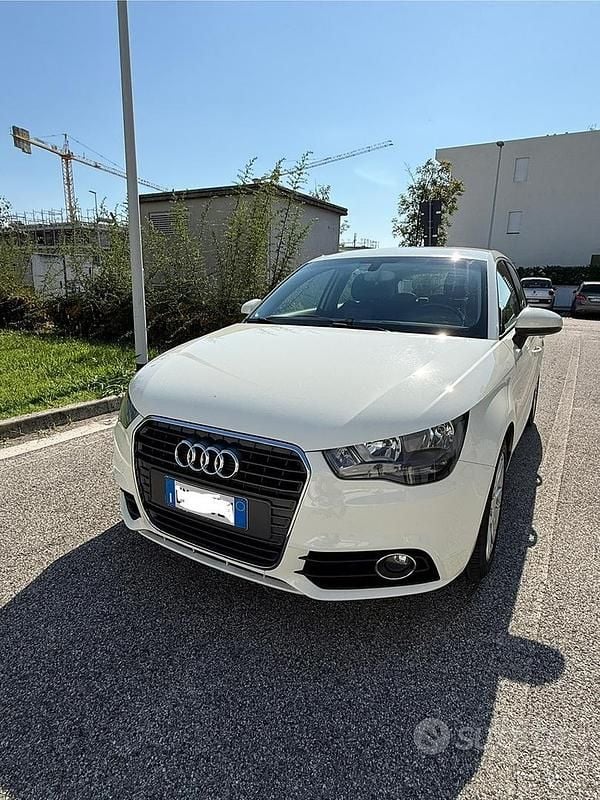 Bianco Usata 2012 Audi A1 Sportback Due volumi | 5000 € (Buon prezzo) - Immagine 1/4