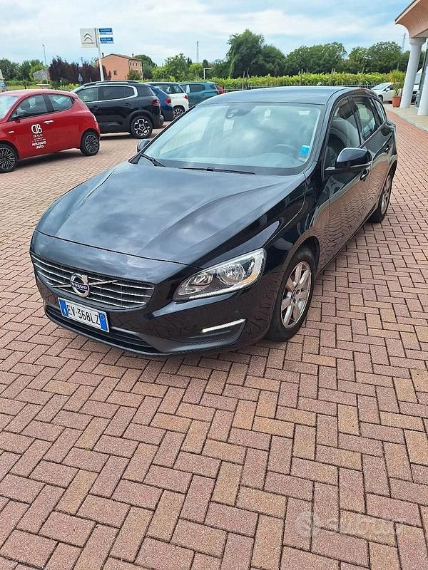 Nero Usata 2014 Volvo V60 Business Edition Station wagon | 9900 € (Buon prezzo) - Immagine 1/4