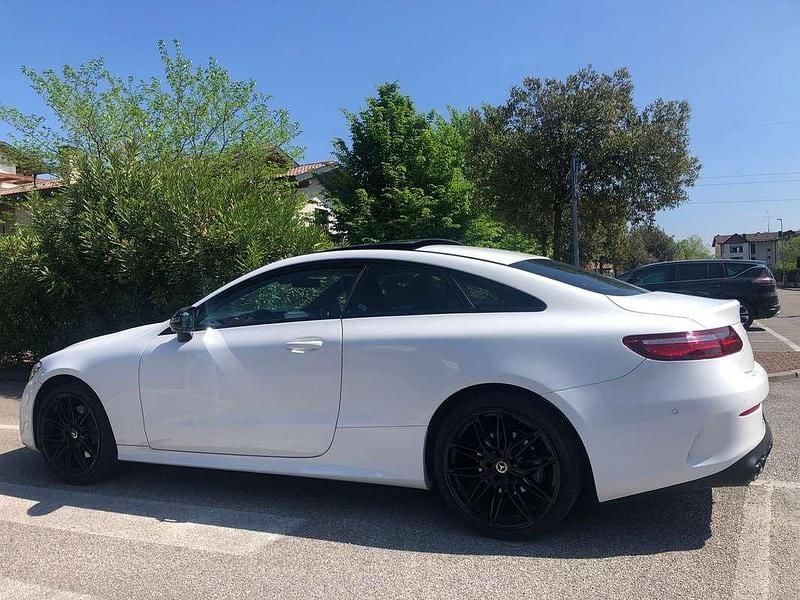 Usata Mercedes E220 AMG line 194 CV (142 kW) 2017 Bianco Coupé