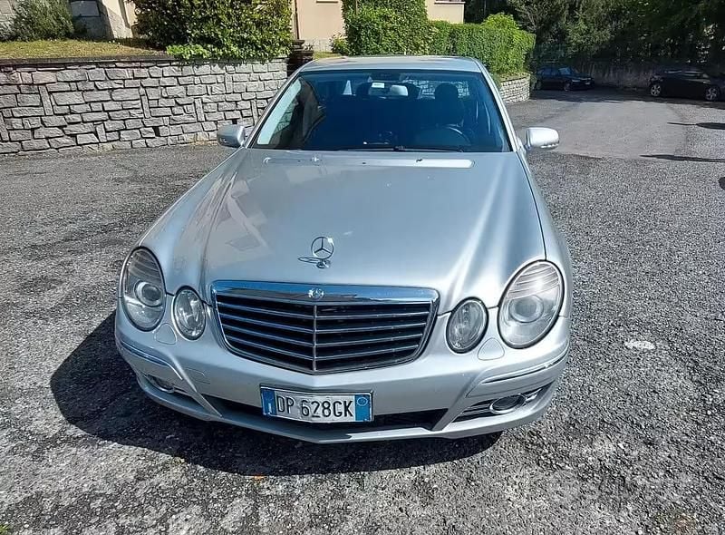 Usata Mercedes E220 Avantgarde 170 CV (125 kW) 2008 Grigio Berlina