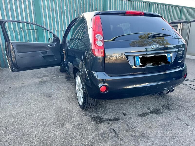 Usata Ford Fiesta Ghia 75 CV (55 kW) 2006 Nero Utilitaria