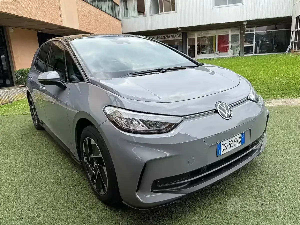 Usata VW ID.3 Pro 69 kW (95 CV) 2023 Grigio Utilitaria