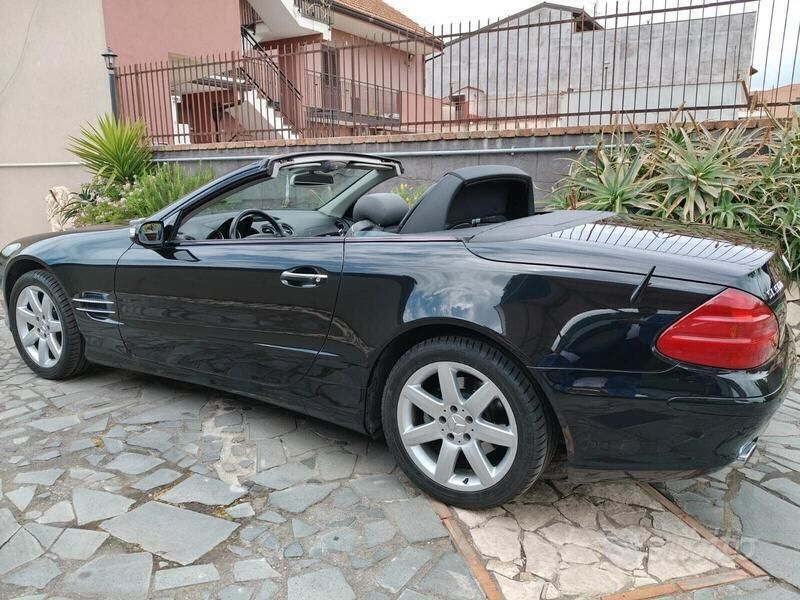 Begagnad Mercedes SL500 305 HK (224 kW) 2005 Svart Cab