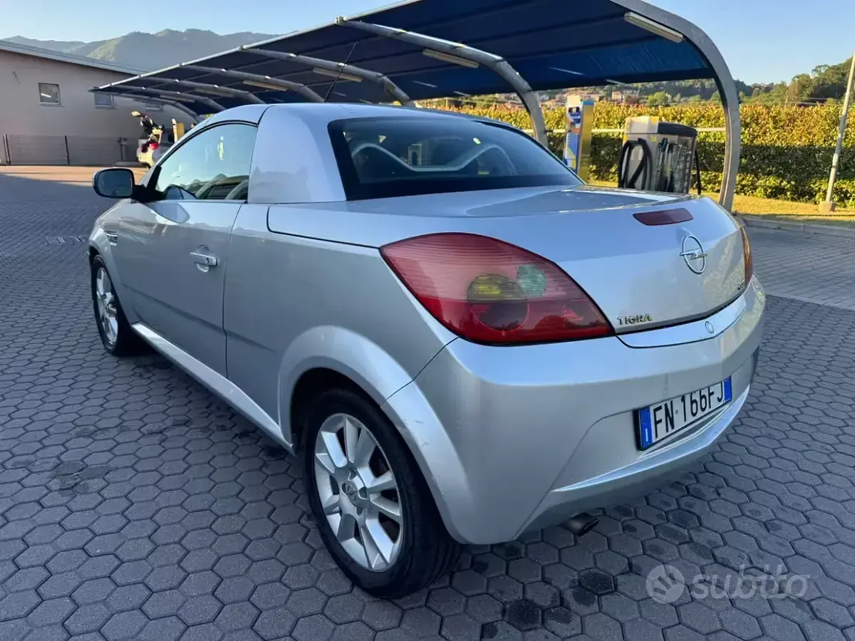 Usata Opel Tigra Sport 69 CV (50 kW) 2009 Grigio Cabrio