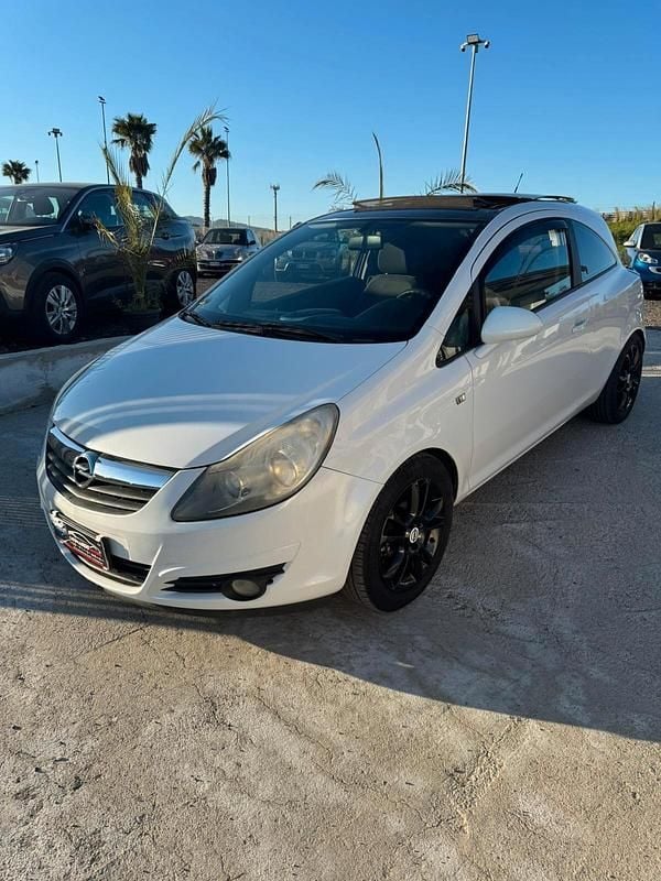 Usata Opel Corsa Enjoy 90 CV (66 kW) 2010 Bianco Utilitaria
