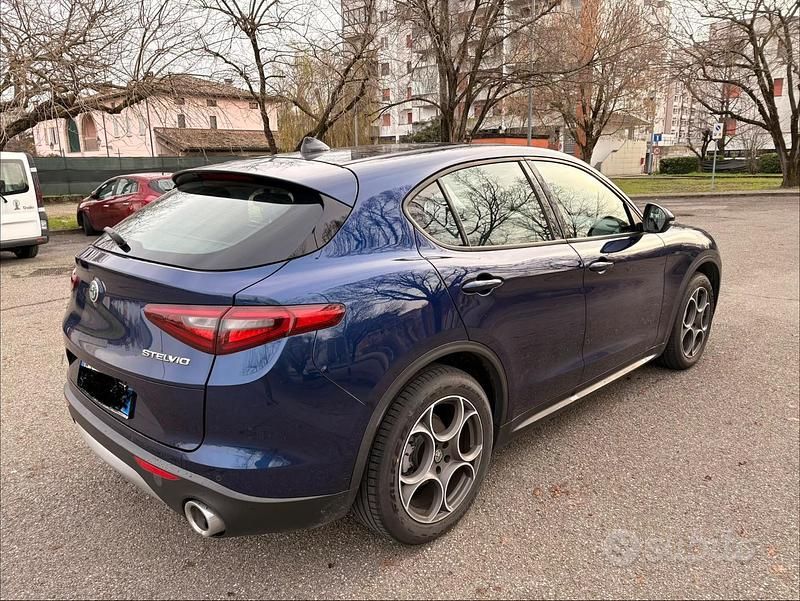 Usata Alfa Romeo Stelvio Executive 210 CV (154 kW) 2017 Blu SUV