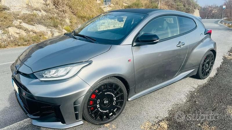 Usata Toyota Yaris 280 CV (205 kW) 2025 Grigio Utilitaria