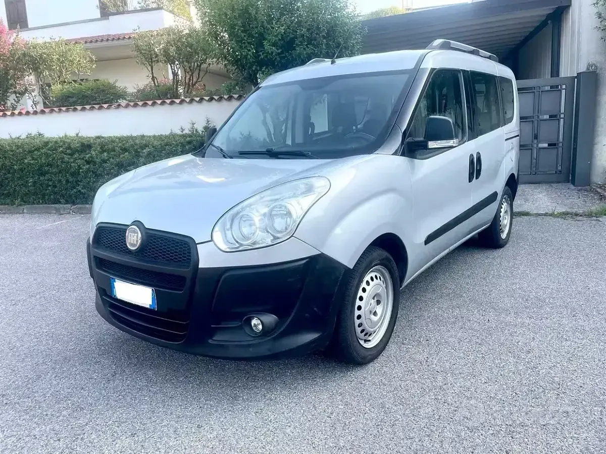 Usata Fiat Doblò Emotion 95 CV (69 kW) 2011 Grigio Monovolume