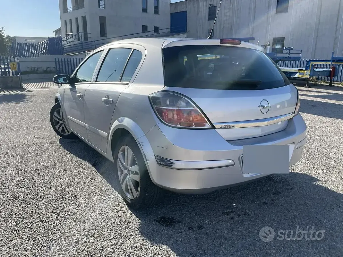 Usata Opel Astra 90 CV (66 kW) 2007 Grigio Berlina
