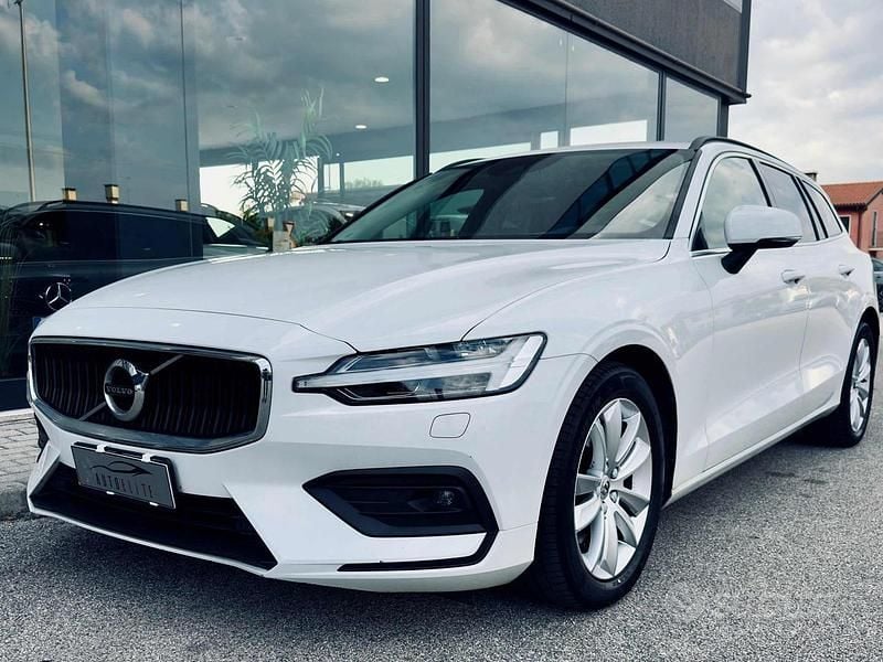 Usata Volvo V60 Momentum 197 CV (144 kW) 2021 Bianco Station wagon