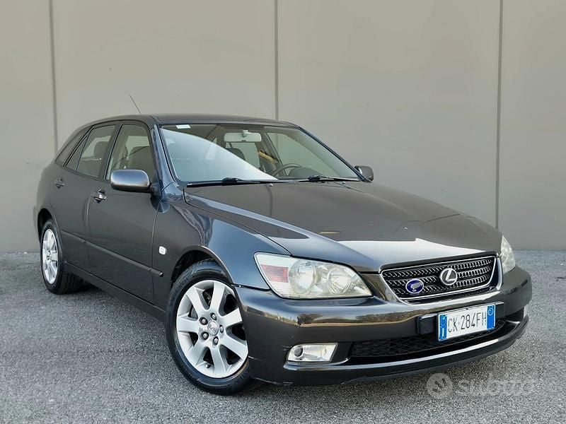 Usata Lexus IS200 155 CV (114 kW) 2003 Grigio Station wagon
