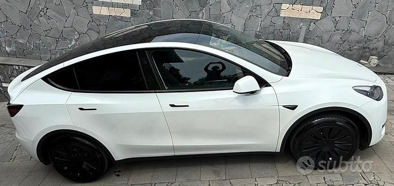 Bianco Usata 2024 Tesla Model Y RWD SUV | 37.250 € (Buon prezzo) - Immagine 1/4
