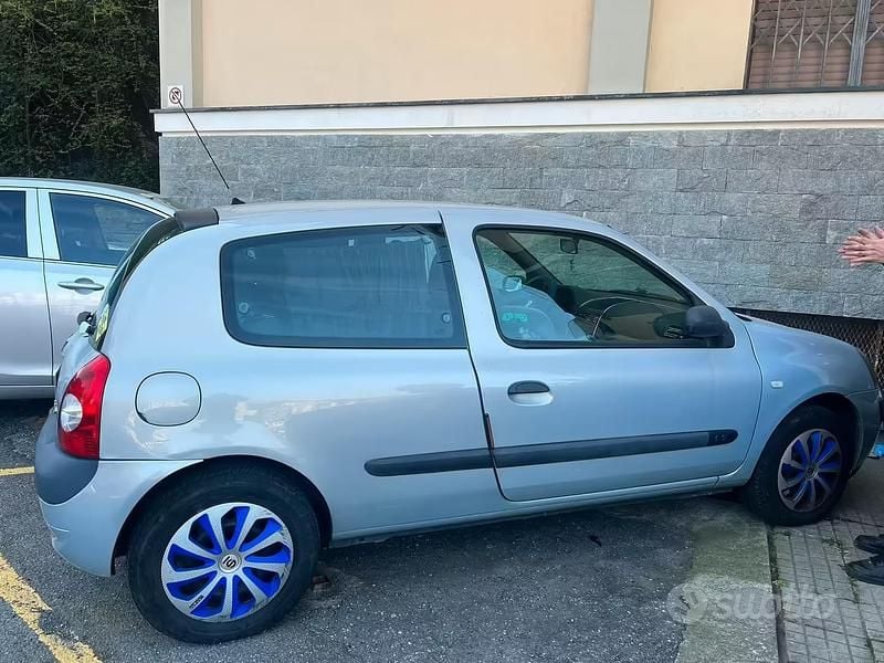 Usado Renault Clio II 2004 Gris