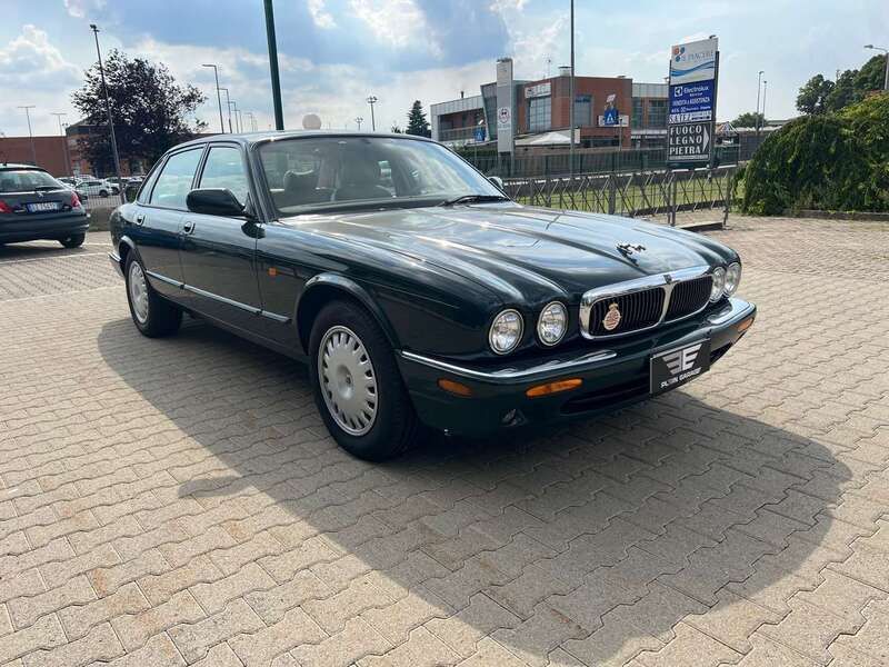 Verde Usata 1998 Jaguar XJ8 Executive Tre volumi | 19.900 € (Molto cara) - Immagine 1/4
