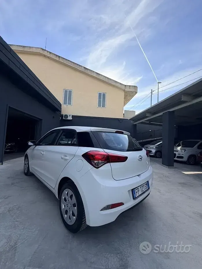 Usata Hyundai i20 Comfort 75 CV (55 kW) 2018 Bianco Berlina