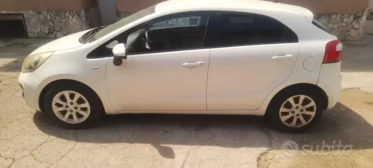 Usata Kia Rio 90 CV (66 kW) 2012 Bianco Berlina
