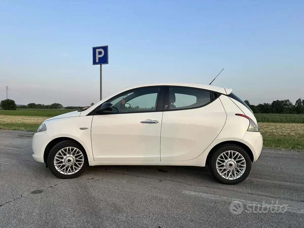 Usata Lancia Ypsilon 60 CV (44 kW) 2015 Bianco Utilitaria